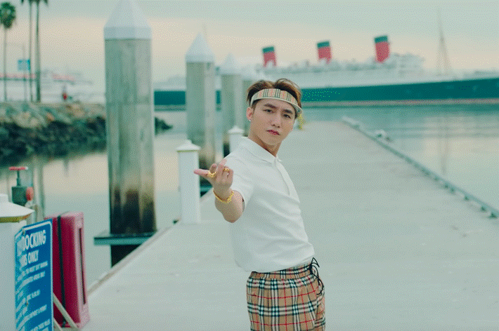 Biết Sơn Tùng M-TP là dân chơi rồi, nhưng đống đồ hiệu trong MV mới của anh chàng vẫn khiến dân tình choáng váng-10