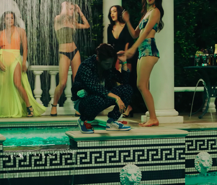 Biết Sơn Tùng M-TP là dân chơi rồi, nhưng đống đồ hiệu trong MV mới của anh chàng vẫn khiến dân tình choáng váng-20