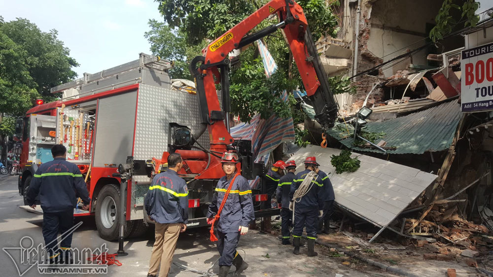 Sập nhà 2 tầng trên phố Hàng Bông-2