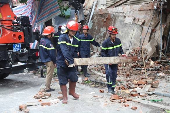 Sập nhà 2 tầng trên phố Hàng Bông-12