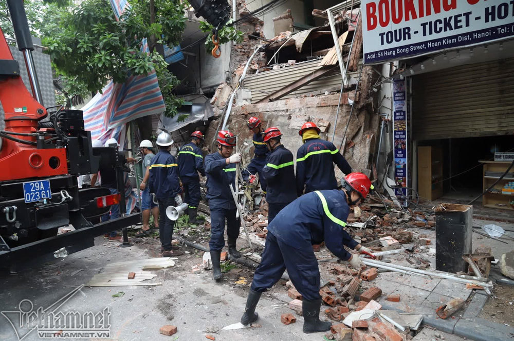 Sập nhà 2 tầng trên phố Hàng Bông-9