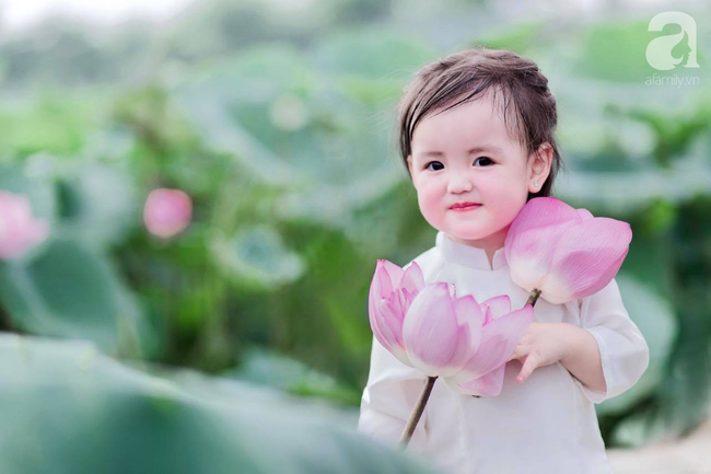 Mùa sen thị phi đã qua, hội chị em lại tan chảy với thiếu nữ má phính cao 80cm diện áo dài xinh như búp bê-1