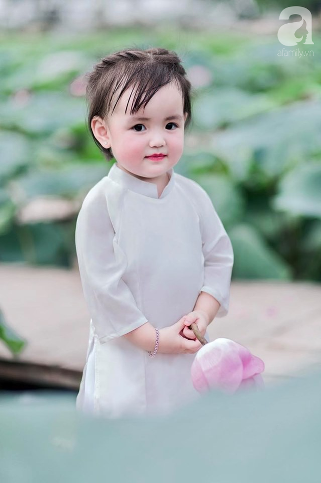 Mùa sen thị phi đã qua, hội chị em lại tan chảy với thiếu nữ má phính cao 80cm diện áo dài xinh như búp bê-2