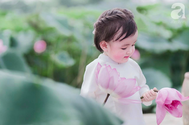 Mùa sen thị phi đã qua, hội chị em lại tan chảy với thiếu nữ má phính cao 80cm diện áo dài xinh như búp bê-8