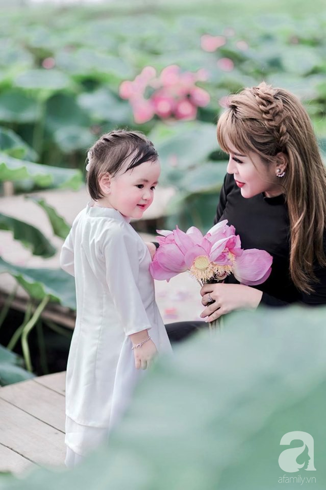 Mùa sen thị phi đã qua, hội chị em lại tan chảy với thiếu nữ má phính cao 80cm diện áo dài xinh như búp bê-11