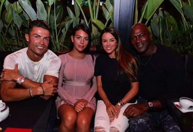 C.Ronaldo gây bão” khi dẫn bạn gái xinh đẹp đi hẹn hò cùng Michael Jordan-1