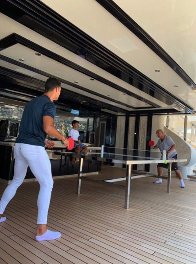 C.Ronaldo gây bão” khi dẫn bạn gái xinh đẹp đi hẹn hò cùng Michael Jordan-4