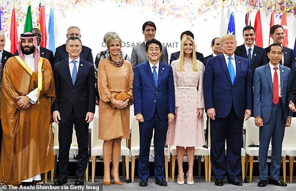 Khoảnh khắc Ivanka Trump khiến các nhà lãnh đạo thế giới ngước nhìn không rời mắt gây sốt mạng xã hội-1