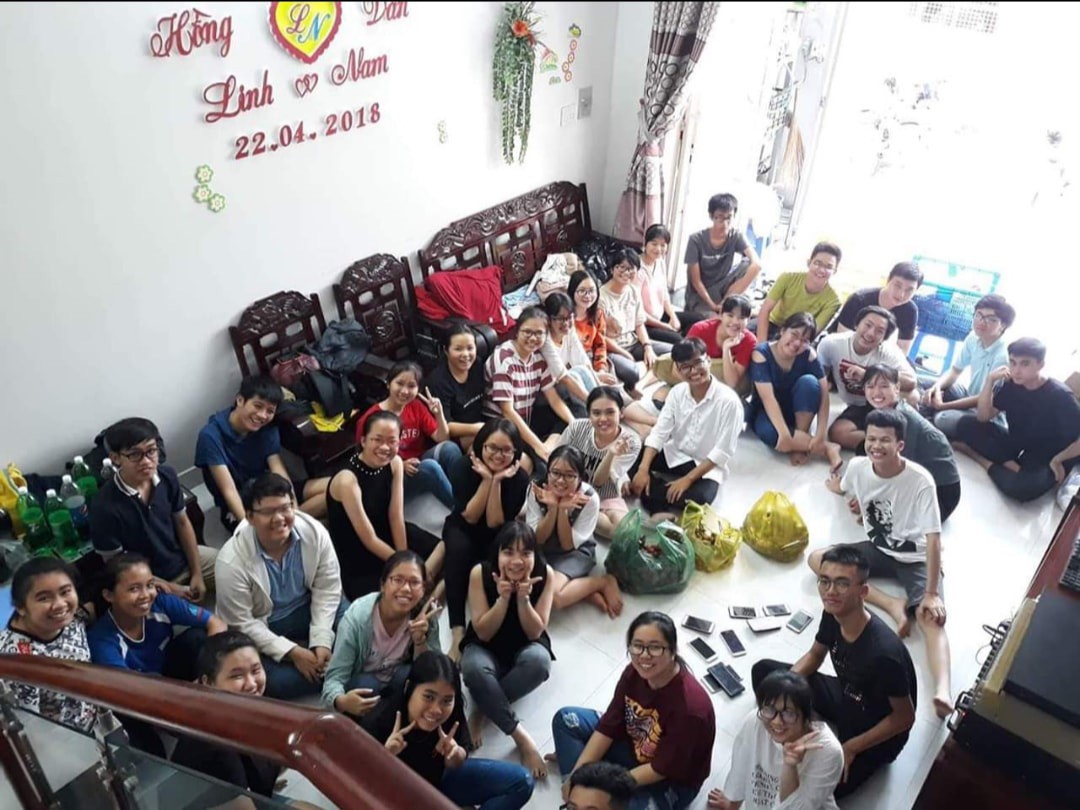 Chuyện cổ tích có thật về họp lớp cấp 2: Không nhà hàng sang chảnh, không điện thoại selfie, cùng ôm nhau khóc ôn lại kỷ niệm cũ-1