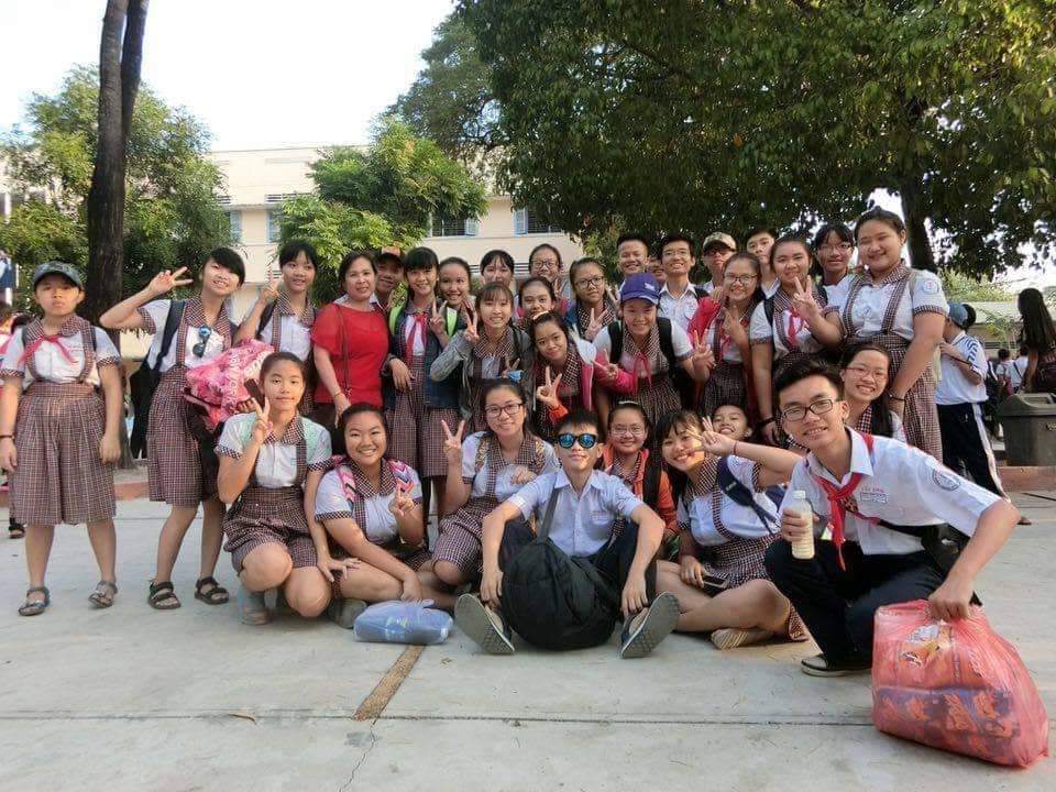 Chuyện cổ tích có thật về họp lớp cấp 2: Không nhà hàng sang chảnh, không điện thoại selfie, cùng ôm nhau khóc ôn lại kỷ niệm cũ-2