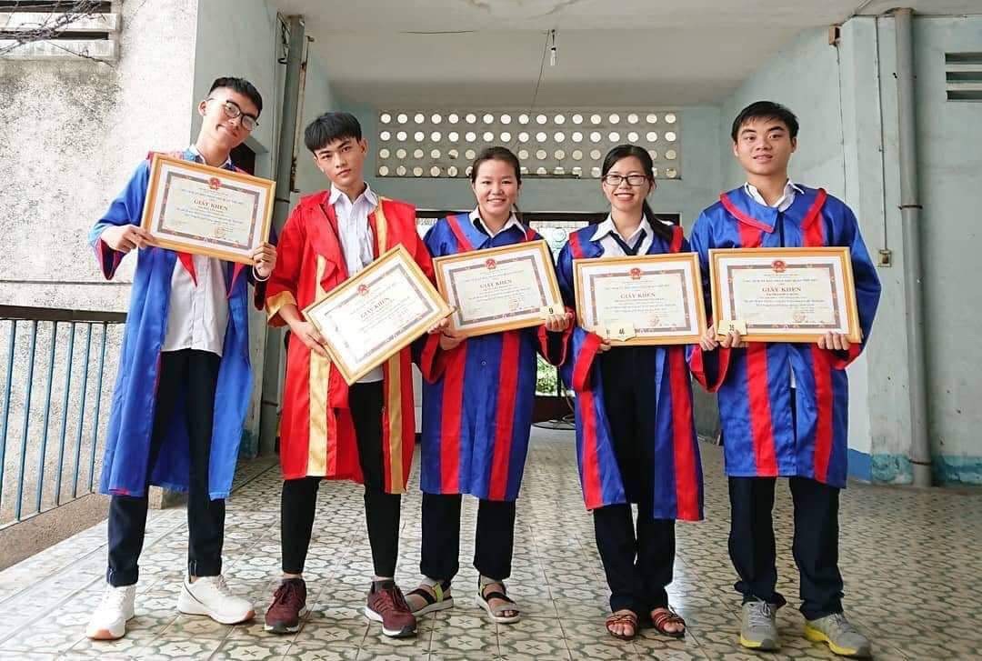 Chuyện cổ tích có thật về họp lớp cấp 2: Không nhà hàng sang chảnh, không điện thoại selfie, cùng ôm nhau khóc ôn lại kỷ niệm cũ-4