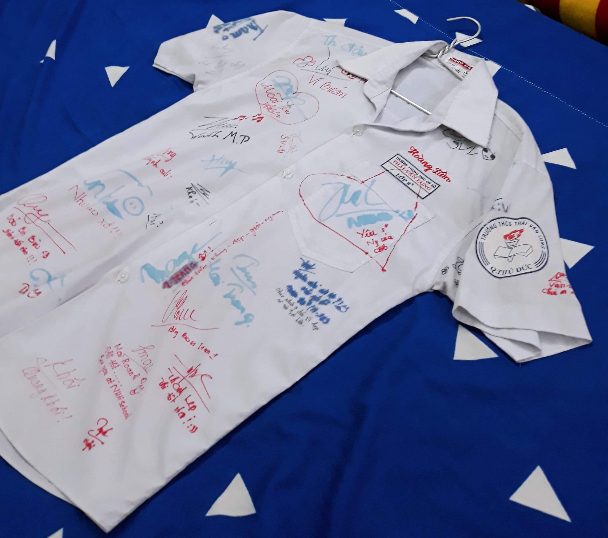 Chuyện cổ tích có thật về họp lớp cấp 2: Không nhà hàng sang chảnh, không điện thoại selfie, cùng ôm nhau khóc ôn lại kỷ niệm cũ-7