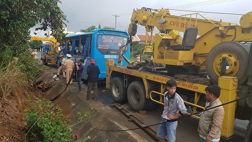 Xe khách chở 26 người trong dòng họ bị lật tại Lâm Đồng-1
