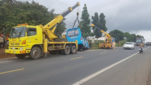Xe khách chở 26 người trong dòng họ bị lật tại Lâm Đồng-2