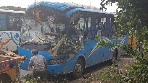 Xe khách chở 26 người trong dòng họ bị lật tại Lâm Đồng-4