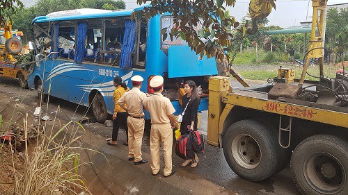 Xe khách chở 26 người trong dòng họ bị lật tại Lâm Đồng-5