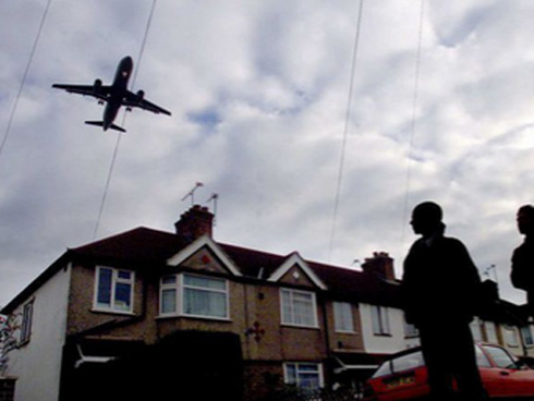 Cận cảnh hiện trường thi thể người rơi từ máy bay xuống lõm cả một khoảng đất, thanh niên tắm nắng suýt bị rơi trúng người vẫn chưa hết bàng hoàng-5