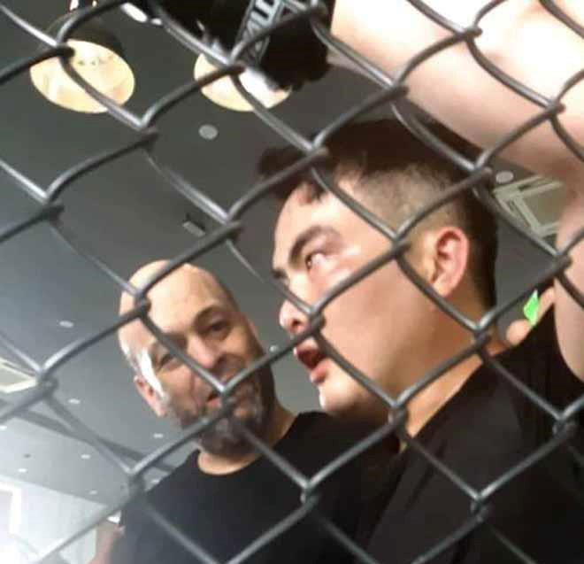 Thắng đối thủ nhẹ cân hơn, Flores có đáng để ca ngợi?-1