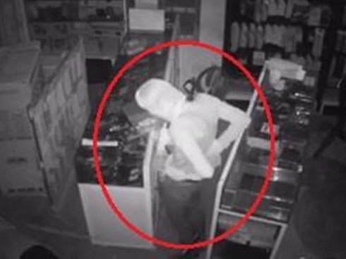'Siêu trộm' dỡ mái tôn cửa hàng, cuỗm hàng chục điện thoại