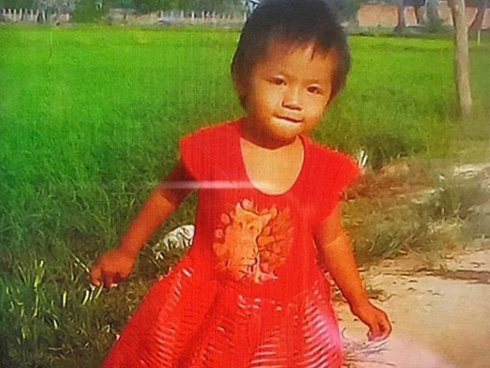 Hãi hùng khoảnh khắc bé trai 10 tuổi đang ngồi trên thuyền thì bị cá sấu lôi xuống nước ăn thịt, người nhà bất lực, chỉ lo chạy thoát thân-3