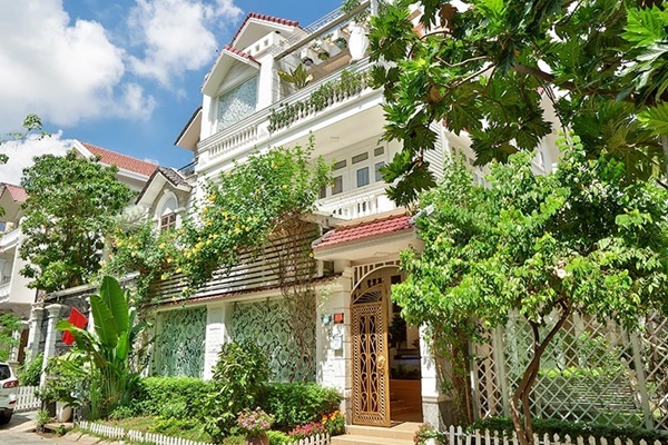 Nữ ca sĩ nghèo lấy chồng đại gia, sở hữu biệt thự 1.400m2 giữa Sài Gòn-2