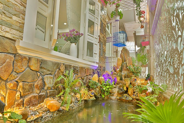 Nữ ca sĩ nghèo lấy chồng đại gia, sở hữu biệt thự 1.400m2 giữa Sài Gòn-3