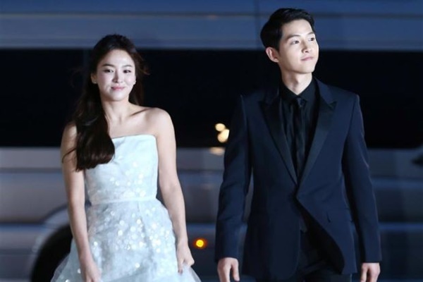 Chuyện không ai ngờ: Cả thế giới dậy sóng vì tin ly hôn, Song Hye Kyo lại âm thầm đi xem ảnh Song Joong Ki-2