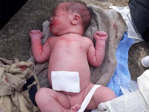 Bé gái hơn 1 tuổi bị bỏ rơi ở chùa kèm lời nhắn em còn phải đi lấy chồng không nuôi được-3