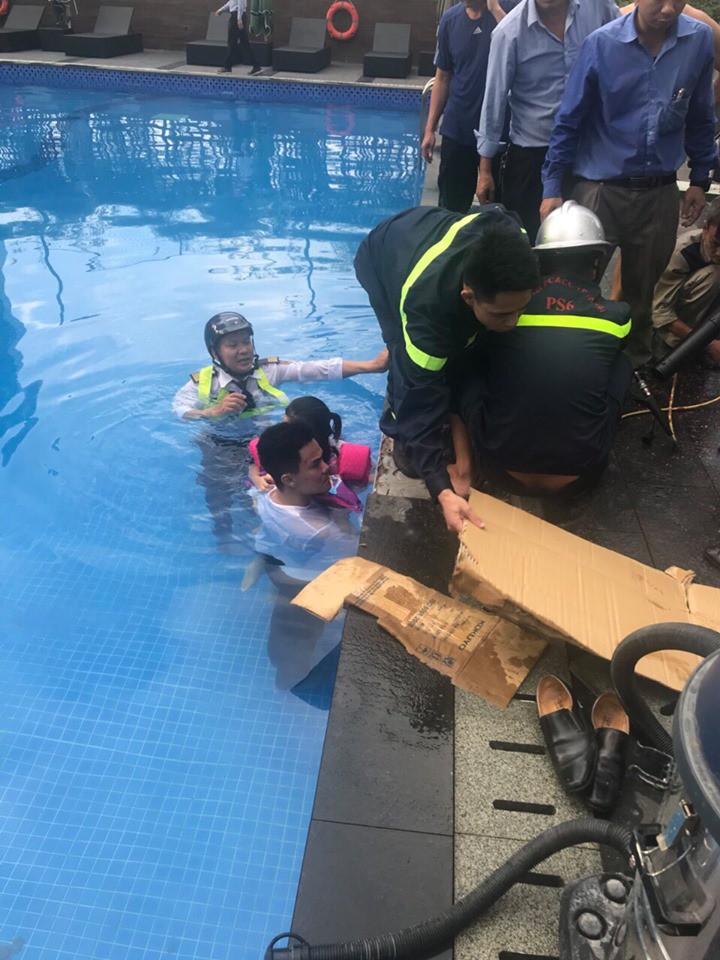 Hà Nội: Một bé gái 4 tuổi bị mắc kẹt tại ống nước bể bơi vừa được giải cứu-1