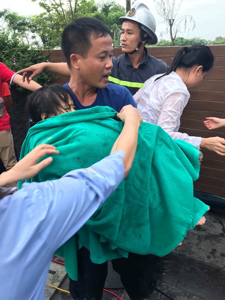 Hà Nội: Một bé gái 4 tuổi bị mắc kẹt tại ống nước bể bơi vừa được giải cứu-2