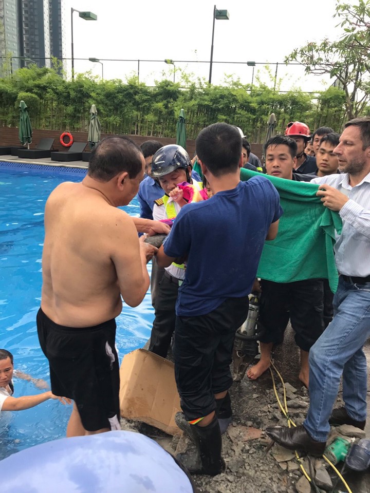 Hà Nội: Một bé gái 4 tuổi bị mắc kẹt tại ống nước bể bơi vừa được giải cứu-3