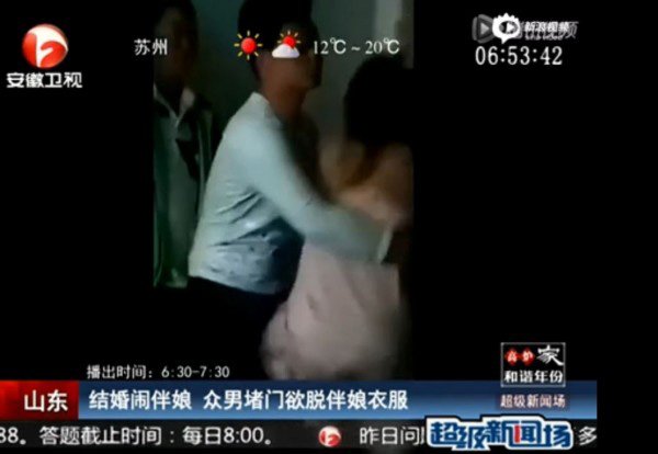 2 phù dâu xinh đẹp bất lực khi bị 10 khách nam đè ra giường, sàm sỡ vùng nhạy cảm-1