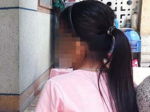 Bé gái 13 tuổi sợ hãi kể cho mẹ bị nam thanh niên chở đến căn nhà trống rồi cưỡng hiếp