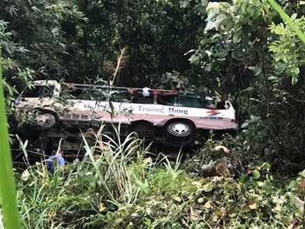 Xe khách lao xuống vực sâu 30m ở Quảng Ninh, 2 người tử vong