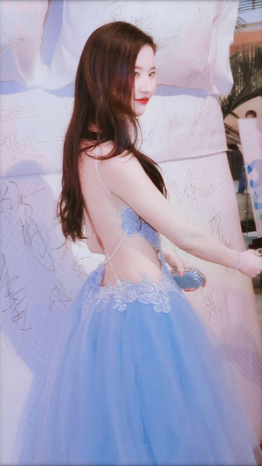 Lưu Diệc Phi lấy lại dung mạo thần tiên tỷ tỷ nhờ tấm lưng trần nuột nà không tì vết-1