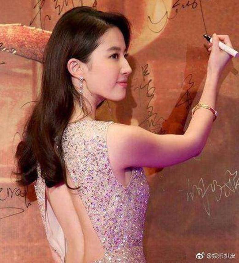 Lưu Diệc Phi lấy lại dung mạo thần tiên tỷ tỷ nhờ tấm lưng trần nuột nà không tì vết-11