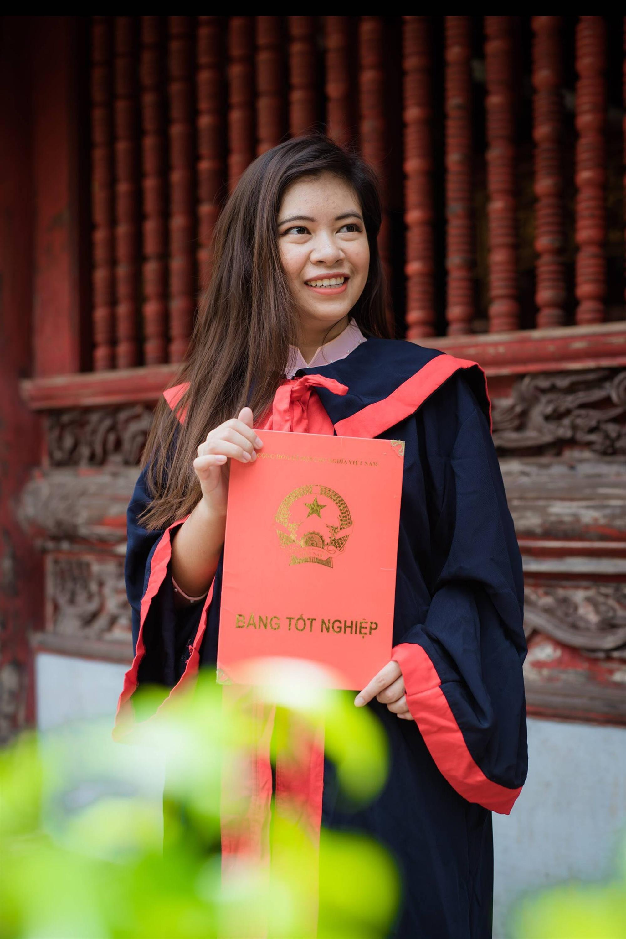 Nữ sinh người Thái tốt nghiệp thủ khoa trường Nhân văn với điểm 3.92/4: Điều mình shock nhất ở Việt Nam là quá nhiều xe máy và tiếng còi inh ỏi-2