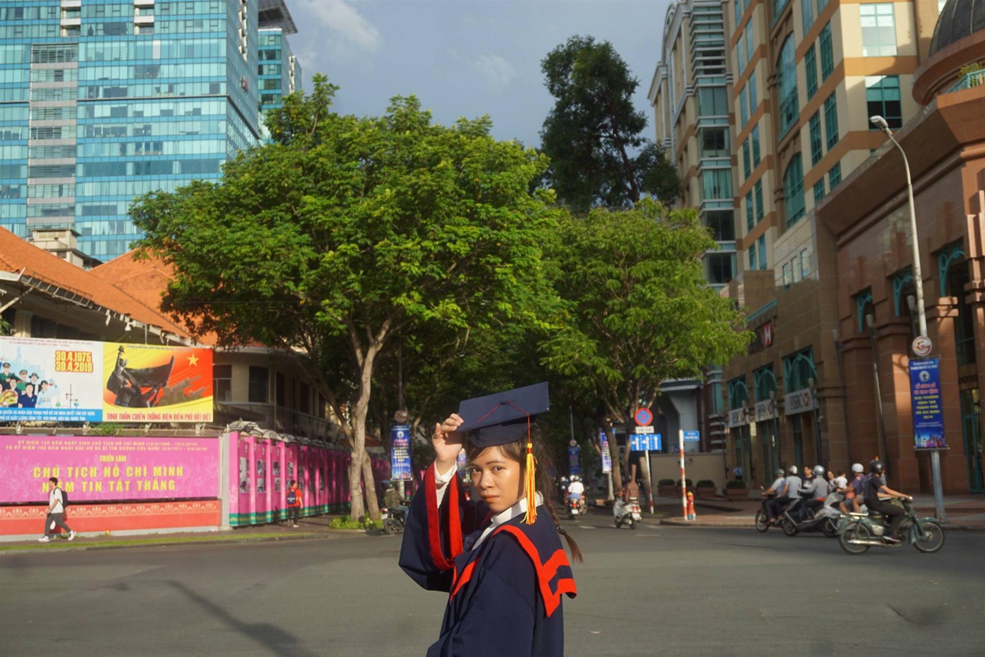 Nữ sinh người Thái tốt nghiệp thủ khoa trường Nhân văn với điểm 3.92/4: Điều mình shock nhất ở Việt Nam là quá nhiều xe máy và tiếng còi inh ỏi-3