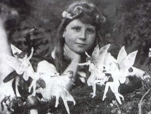 Bức ảnh người phụ nữ cầm cây tăm trên tay, bên cạnh là bé trai đang ngủ gật để tránh đứa trẻ động vào người gây tranh cãi-2