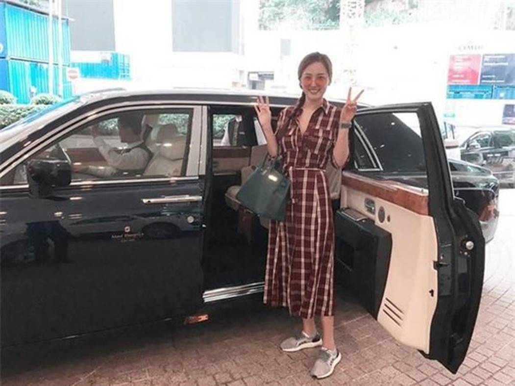 Nghịch lý Showbiz: Người dát đồ hiệu nhìn như đồ chợ, người mặc đồ bình dân lại sang xịn chẳng thua ai-3
