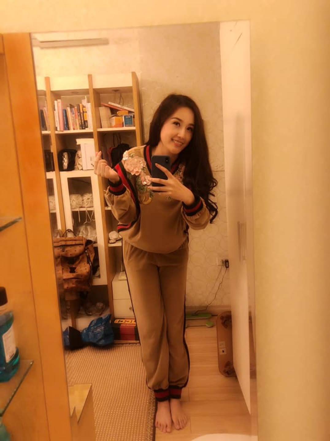 Nghịch lý Showbiz: Người dát đồ hiệu nhìn như đồ chợ, người mặc đồ bình dân lại sang xịn chẳng thua ai-4