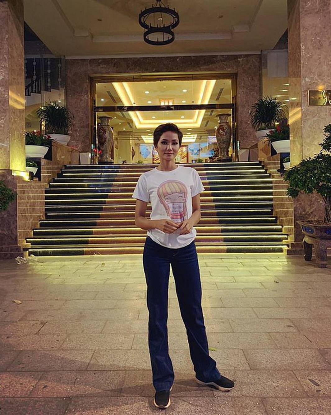 Nghịch lý Showbiz: Người dát đồ hiệu nhìn như đồ chợ, người mặc đồ bình dân lại sang xịn chẳng thua ai-11