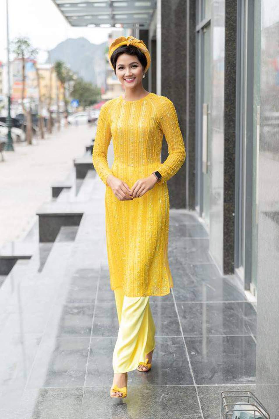 Nghịch lý Showbiz: Người dát đồ hiệu nhìn như đồ chợ, người mặc đồ bình dân lại sang xịn chẳng thua ai-9