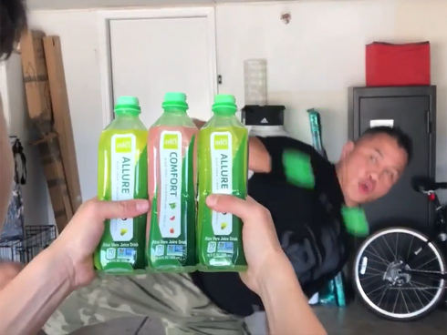 Bị thách đá nắp chai, cầu thủ đẹp trai nhất thế giới đá bay… nắp bình bú sữa-2