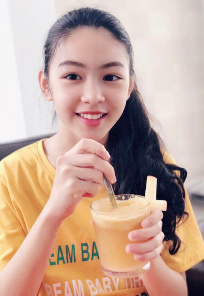 Con gái lớn MC Quyền Linh sớm bộc lộ tố chất beauty blogger với khả năng làm tóc điệu nghệ-1