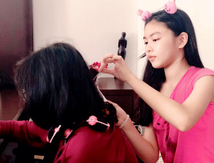 Con gái lớn MC Quyền Linh sớm bộc lộ tố chất beauty blogger với khả năng làm tóc điệu nghệ-2