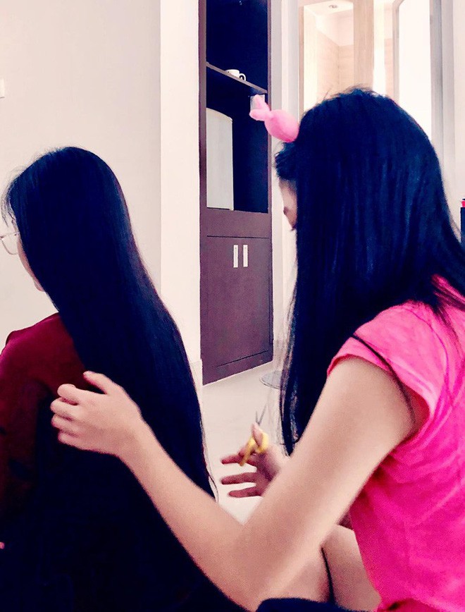 Con gái lớn MC Quyền Linh sớm bộc lộ tố chất beauty blogger với khả năng làm tóc điệu nghệ-7