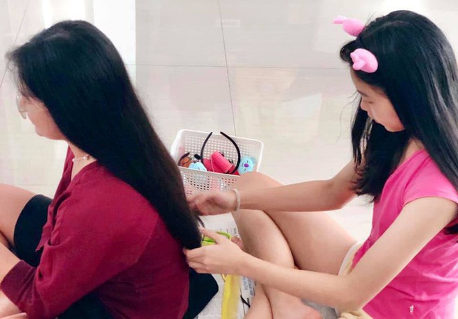 Con gái lớn MC Quyền Linh sớm bộc lộ tố chất beauty blogger với khả năng làm tóc điệu nghệ-8