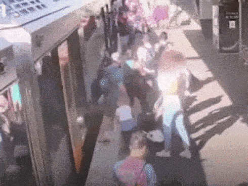 Cô gái bất ngờ lao khỏi ôtô, cố vượt thanh barie khi tàu đang tới-1