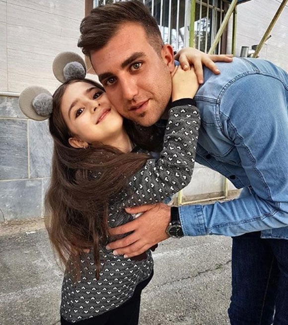 Bé gái bị làm phiền vì quá đẹp khiến bố phải nghỉ việc làm vệ sĩ bây giờ ra sao?-4